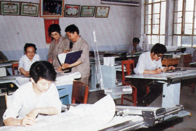 从1984年第一季度到抓治理上登记全面提高企业素质验收前，采取分线查抄、总结成就、找出差距、提出措施、期限整改的步骤，使各项工作在整顿中坚韧提高，在坚韧提高中进行再整顿，再提高。