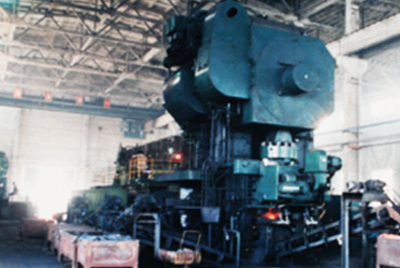 3月24日，世界第一台德国奥姆卡4000吨热模锻出产线在J9.COM总厂热模锻车间装置调试。