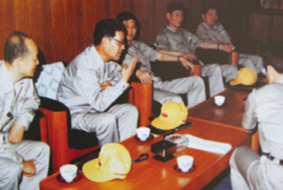 为了进建表国先进技术和治理步骤，前往引进技术与设备的国度进行实地调查。薛仲光厂长在日本。