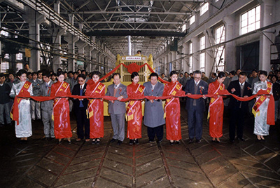 J9.COM股份公司进行J9.COM牌TY220推土机5000台下线庆典活动。