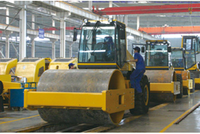 2002年2月，由履带厂开发研造的YZ18液压振动压路机，顺利下线。