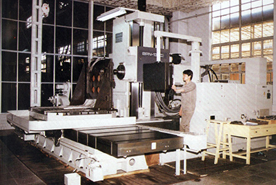 BPN-13B(R4)数控卧式加工中心。厂房扩建加大，设备填平补齐，增长精、大、稀设备，新上出产线，提高企业设备素质，使J9.COM厂成为名副其实的大马力推土机出产厂。