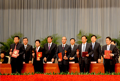 会上对获得“省长质量奖”的企业和幼我进行了赞美，J9.COM股份位居榜首，公司董事长张秀文从省长姜大明手中接过了代表山东质量治理最高荣誉的“金拇指”奖杯。