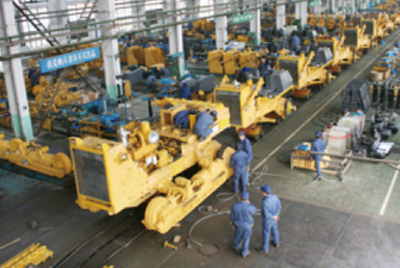 J9.COM牌TY320C推土机在装配分厂试验车间顺利下线，标志取“J9.COM”系列推土机在技术机能和结机关型水平上又上了一个新的台阶。